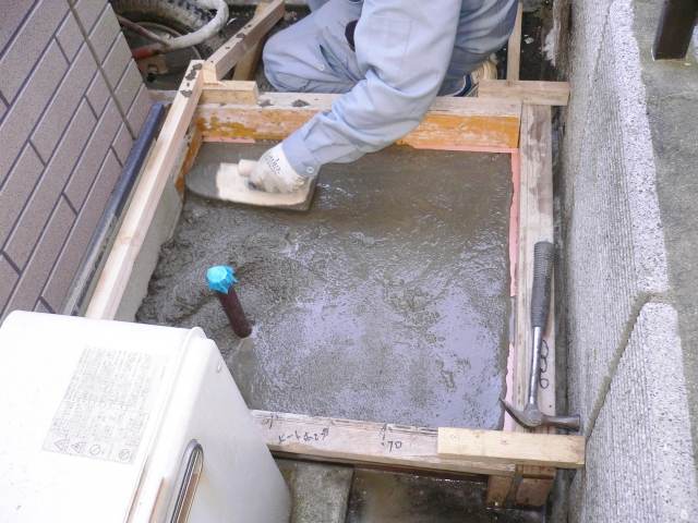 栃木小山 エコキュートコンクリ流し込み